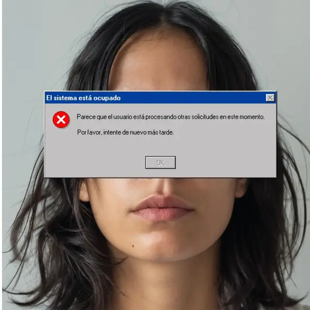 A frontal portrait of a person with long dark hair. A grey retro system dialog covers the eyes. In Spanish it reads: El sistema está ocupado. Parece que el usuario está procesando otras solicitudes en este momento. Por favor, intente de nuevo más tarde.